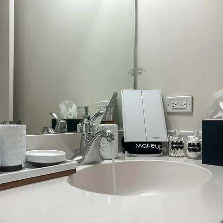 Apartment Downtown With Free In & Out Parking 6 *