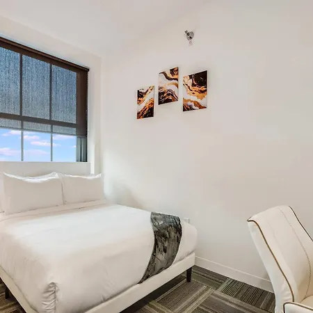 Apartment Downtown With Free In & Out Parking 3