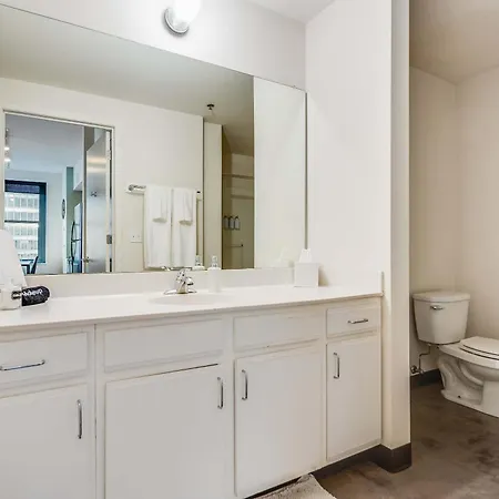 Downtown With Free In & Out Parking 3 Apartment *