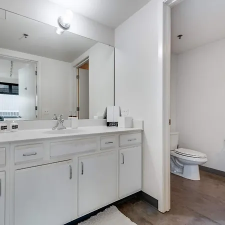 Downtown With Free In & Out Parking 5 Apartment *