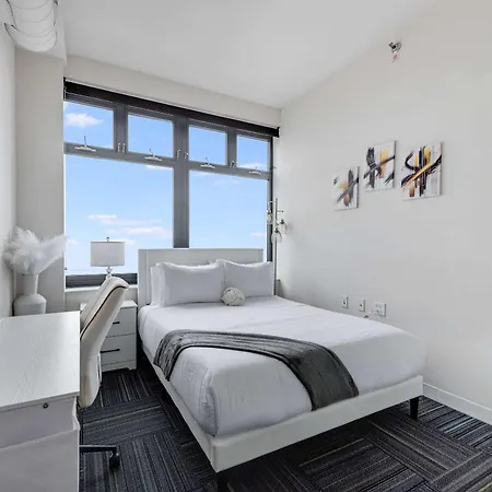 Downtown With Free In & Out Parking 5 Apartment