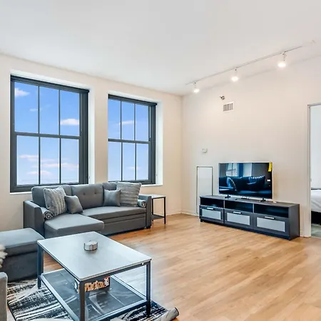Downtown With Free In & Out Parking 1 Apartment *