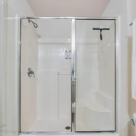 Apartment Downtown With Free In & Out Parking 1