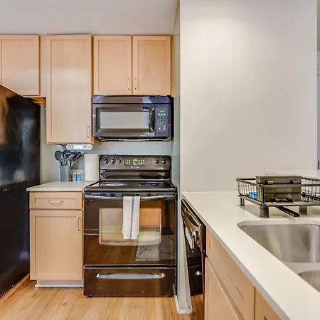 Apartment Downtown With Free In & Out Parking 1