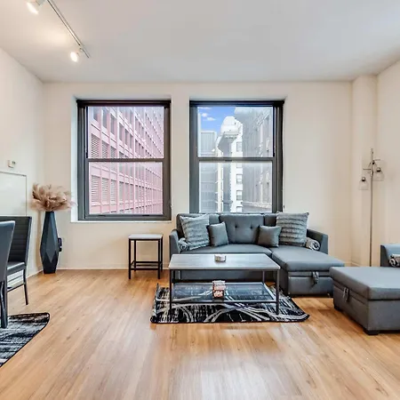 Apartment Downtown With Free In & Out Parking 1 *