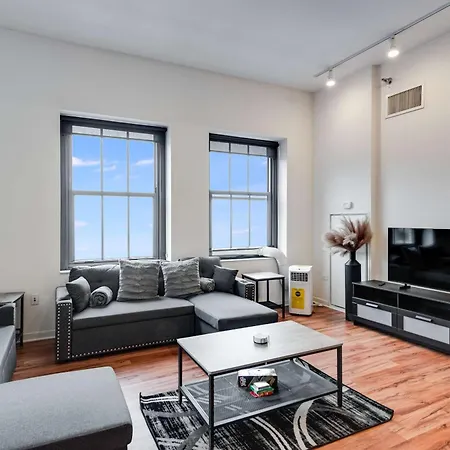 Downtown With Free In & Out Parking 4 Apartment *