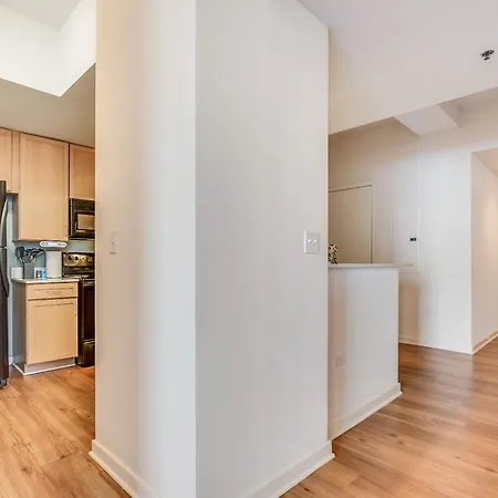 Apartment Downtown With Free In & Out Parking 1 *