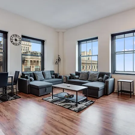 Apartment Downtown With Free In & Out Parking 4 Chicago