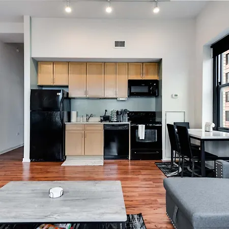 Apartment Downtown With Free In & Out Parking 4