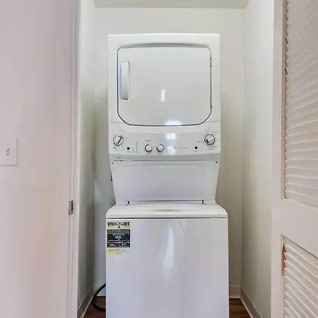 Downtown With Free In & Out Parking 4 Apartment *