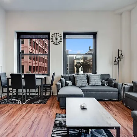Downtown With Free In & Out Parking 4 Apartment