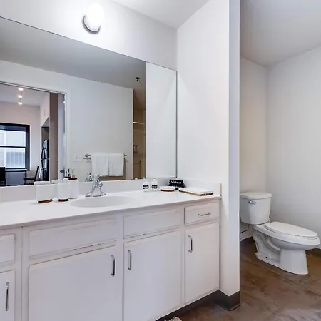 Apartment Downtown With Free In & Out Parking 4 *