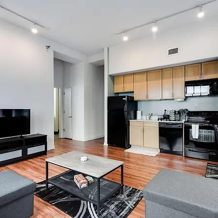 Downtown With Free In & Out Parking 4 Apartment *