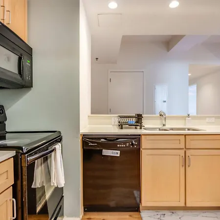 Apartment Downtown With Free In & Out Parking 1 *