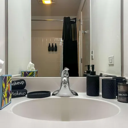 Downtown With Free In & Out Parking 4 Apartment