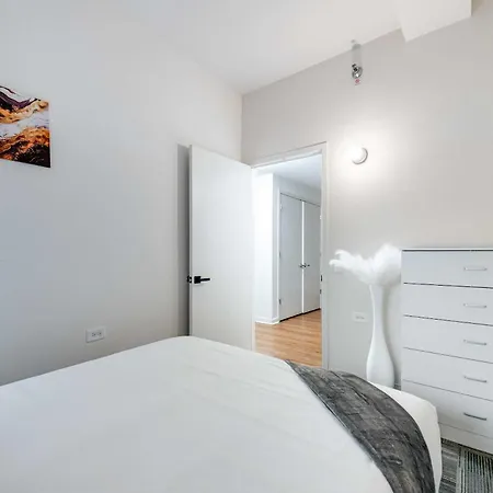 Downtown With Free In & Out Parking 5 Apartment