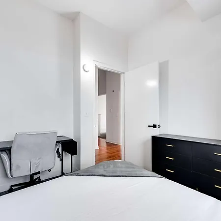 Apartment Downtown With Free In & Out Parking 4