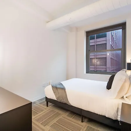 Apartment Downtown With Free In & Out Parking 1