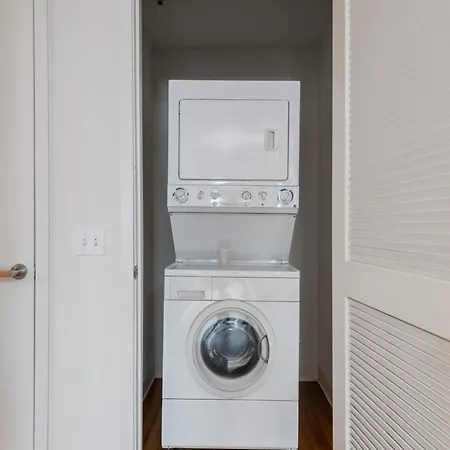 Apartment Downtown With Free In & Out Parking 5 *
