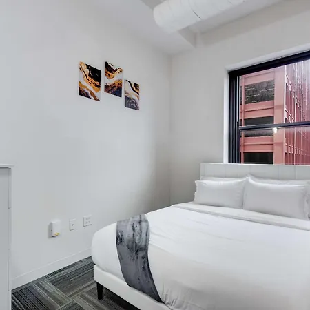 Downtown With Free In & Out Parking 4 Apartment