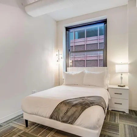 Apartment Downtown With Free In & Out Parking 1