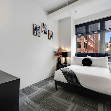 Downtown With Free In & Out Parking 5 Apartment