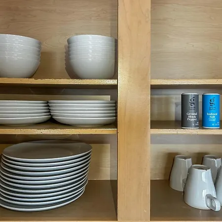Apartment Downtown With Free In & Out Parking 5 *