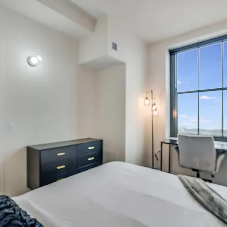 Apartment Downtown With Free In & Out Parking 1 *