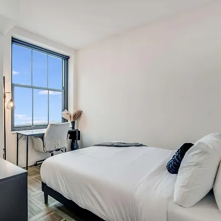 Downtown With Free In & Out Parking 1 Apartment *