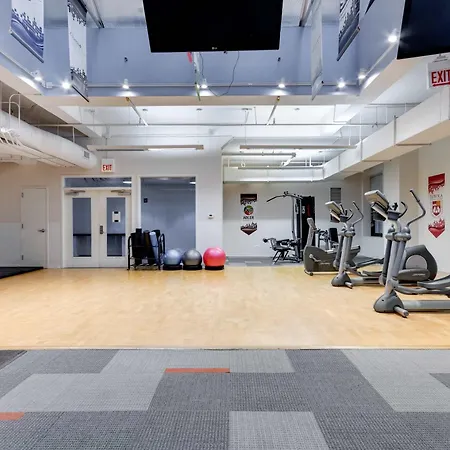 Downtown With Free In & Out Parking 4 Apartment *