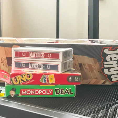 Downtown With Free In & Out Parking 6 Apartment