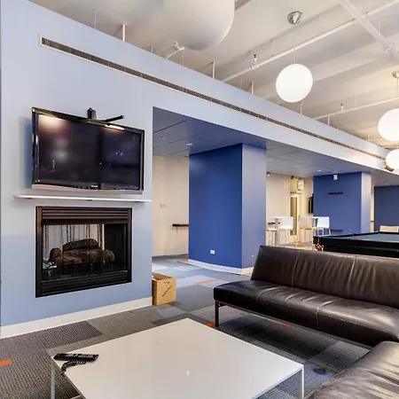 Apartment Downtown With Free In & Out Parking 4