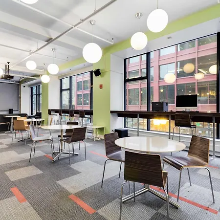 Apartment Downtown With Free In & Out Parking 4