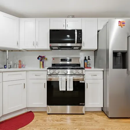 Fully Updated Jr, 1 Bed, Steps From Lincoln Park Apartment *
