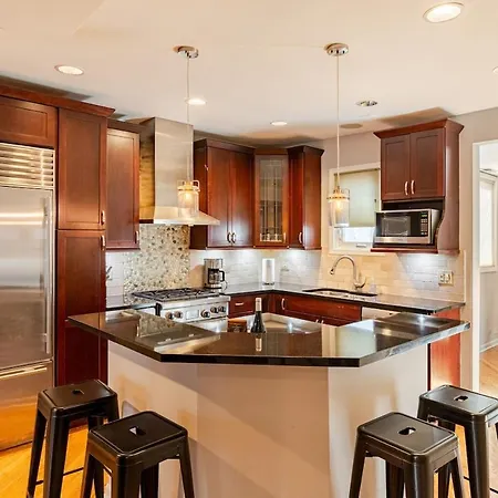 Stunning Home, Epic Game Room, Prime Location * Chicago