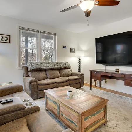 Spacious Group Home! Walk To Train & Eats