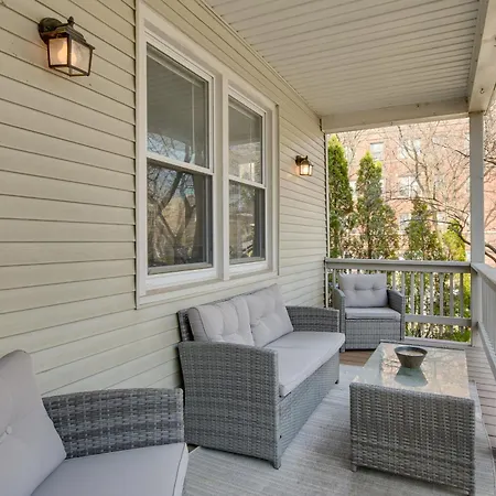 Spacious Group Home! Walk To Train & Eats Holiday home Chicago