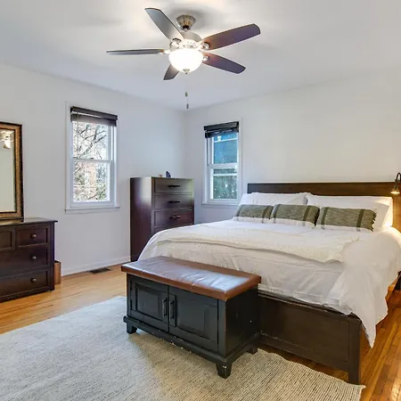 Spacious Group Home! Walk To Train & Eats Chicago