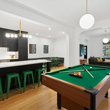 Giant 5br, Pool Table, 15 Min To Cubs & Mag Mile Holiday home Chicago
