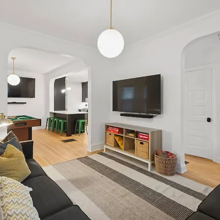 Giant 5br, Pool Table, 15 Min To Cubs & Mag Mile Holiday home Chicago