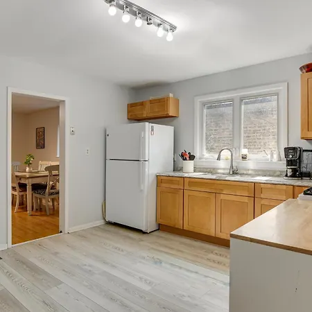 Holiday home Spacious Group Home! Walk To Train & Eats *