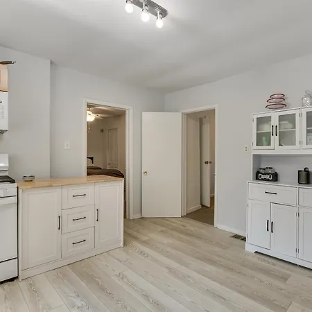 Holiday home Spacious Group Home! Walk To Train & Eats