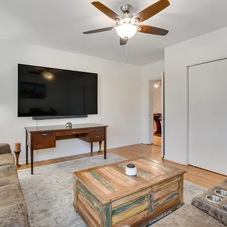 Holiday home Spacious Group Home! Walk To Train & Eats Chicago
