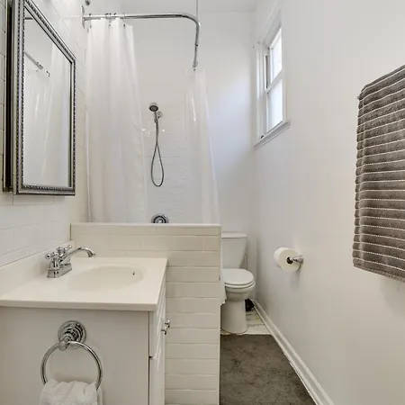 Spacious Group Home! Walk To Train & Eats Holiday home *