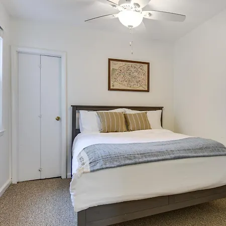 Holiday home Spacious Group Home! Walk To Train & Eats