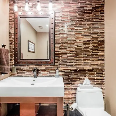 Stunning Home, Epic Game Room, Prime Location * Chicago