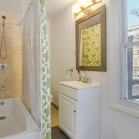 Spacious Group Home! Walk To Train & Eats Holiday home Chicago