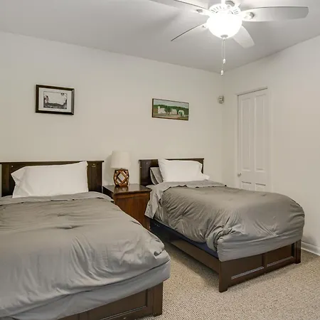 Holiday home Spacious Group Home! Walk To Train & Eats