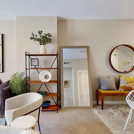Dearborn Duplex L Sleeps 10 L Free Parking Holiday home Chicago