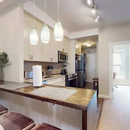 Dearborn Duplex L Sleeps 10 L Free Parking
